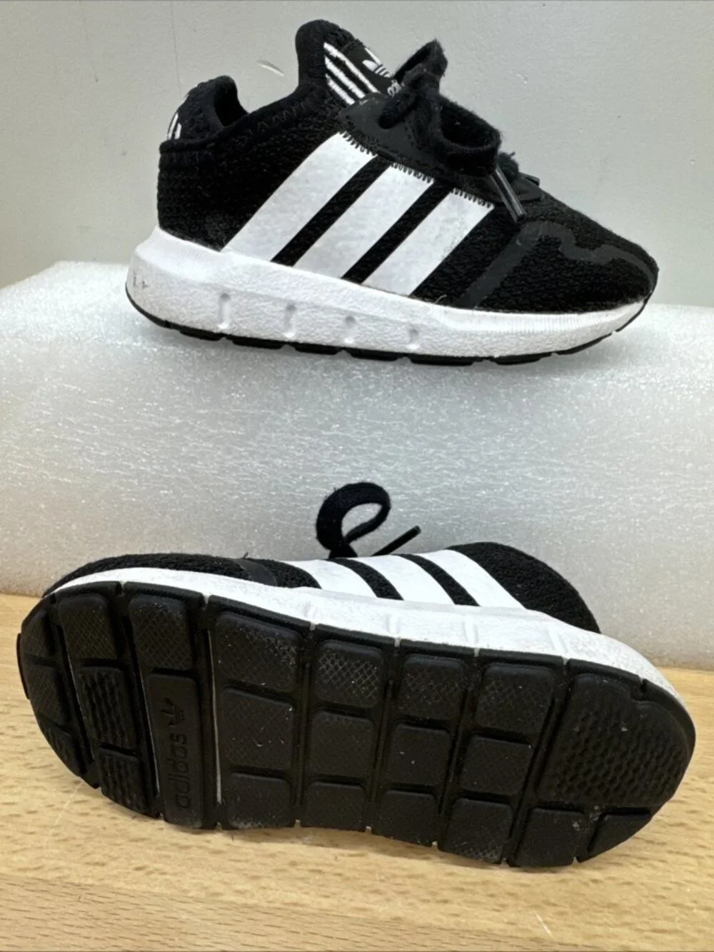 Adidas Kids Black White Sneakers Size 6K Lightweight Lace-Up Shoes